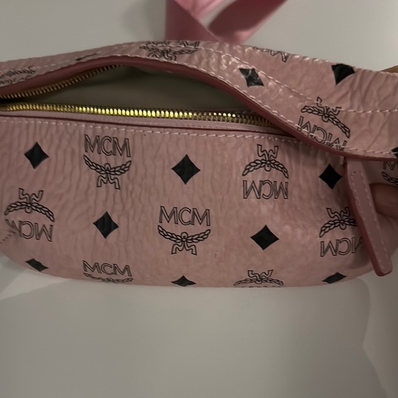 MCM Pink Crossbody Bag with Adjustable Strap and Luxurious Texture - Picture 6 of 10